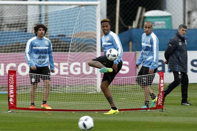 Uruguay national soccer team players Mathías Corujo (L), Abel Hernandez (C) and Diego Rolan (2R) during a training session at Complex of the Uruguayan Asociation of Soccer, close to Montevideo, Uruguay, 29 August 2016, as preparation for the South American qualifying round ahead FIFA World Cup WM Weltmeisterschaft Fussball Russia 2018. Uruguay national soccer team training session !ACHTUNG: NUR REDAKTIONELLE NUTZUNG!  MON100 20160829-636081082593885080