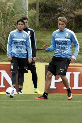 Uruguay national soccer team players José María Giménez (R), Jorge Fucile (L) and Martin Silva (C) during a training session at Complex of the Uruguayan Asociation of Soccer, close to Montevideo, Uruguay, 29 August 2016, as preparation for the South American qualifying round ahead FIFA World Cup WM Weltmeisterschaft Fussball Russia 2018. Uruguay national soccer team training session !ACHTUNG: NUR REDAKTIONELLE NUTZUNG!  MON100 20160829-636081086996716184