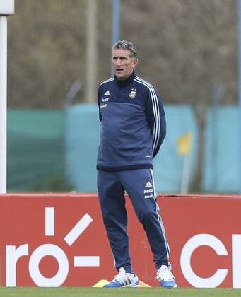 Head coach of Argentina Edgardo Bauza observes a training session, in Ezeiza, Argentina, 29 August 2016. Argentina will play with Uruguay in a game for the Russia 2018 World Soccer Cup qualifications, on 01 September 2016. Entrenamiento de la selección argentina de fútbol !ACHTUNG: NUR REDAKTIONELLE NUTZUNG!  BAS02 20160829-636081113069740119