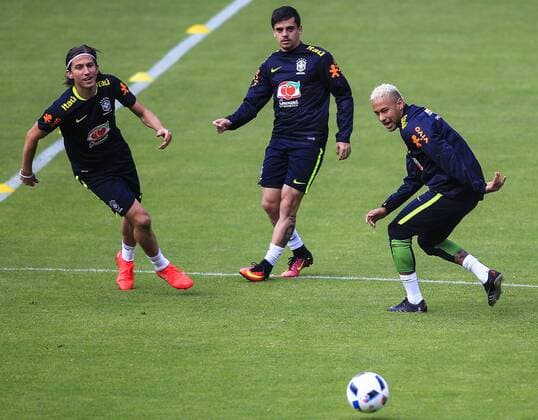 Brazilian soccer players Neymar (R), Filipe Luis (L) y Fagner (C) participate in a Braziian national soccer team training session in Quito, Ecuador, 29 August 2016. Brazil will face Ecuador in a game for the Russia 2018 World Cup qualifications on 01 September 2016. EFE Jose Jacome Brazilian national soccer team training session !ACHTUNG: NUR REDAKTIONELLE NUTZUNG!  QUI05 20160830-636081220607616909