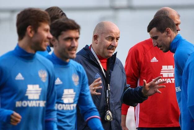 MOSCOW REGION, RUSSIA - AUGUST 29, 2016: Stanislav Cherchesov (C), head coach of the Russian men s national football team, instructs his players during a training session at Arena Khimki Stadium ahead of friendly matches against Turkey and Ghana. Also pictured: Russia s goalkeeper Soslan Dzhanayev (R). Valery Sharifulin TASS  TS02F1C8