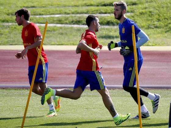 Fußball, Training Nationalteam Spanien Spain s national team Nationalteam players, midfielder Sergi Roberto (L), forward Paco Alcacer (C) and goalkeeper David De Gea (R) attend a trainning session in Las Rozas Football City, Madrid, Spain, 30 August 2016. Spain will face Belgium upcoming 1st September during a friendly match. SPAIN TRAINNING !ACHTUNG: NUR REDAKTIONELLE NUTZUNG!  20160830-636081565652485034