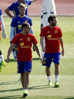 Fußball, Training Nationalteam Spanien Spain s national team Nationalteam players, goalkeeper David De Gea (L-top), forward Paco Alcacer (L-down) and midfielder Juan Mata (R) attend a trainning session in Las Rozas Football City, Madrid, Spain, 30 August 2016. Spain will face Belgium upcoming 1st September during a friendly match. SPAIN TRAINNING !ACHTUNG: NUR REDAKTIONELLE NUTZUNG!  20160830-636081566903449034