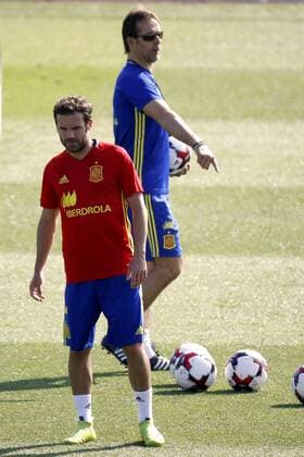 Fußball, Training Nationalteam Spanien Spain s national team Nationalteam head coach, Julen Lopetegui (R), and midfielder Juan Mata (L) attend a trainning session in Las Rozas Football City, Madrid, Spain, 30 August 2016. Spain will face Belgium upcoming 1st September during a friendly match. SPAIN TRAINNING !ACHTUNG: NUR REDAKTIONELLE NUTZUNG!  20160830-636081567536955311