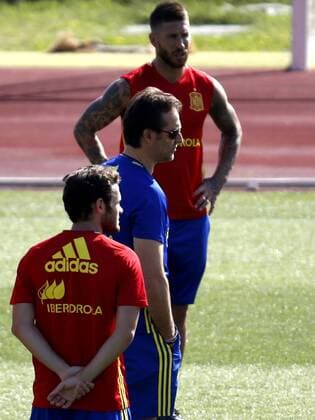 Fußball, Training Nationalteam Spanien Spain s national team Nationalteam head coach, Julen Lopetegui (C), midfielder Juan Mata (L-down) and defender Sergio Ramos (R-top) attend a trainning session in Las Rozas Football City, Madrid, Spain, 30 August 2016. Spain will face Belgium upcoming 1st September during a friendly match. SPAIN TRAINNING !ACHTUNG: NUR REDAKTIONELLE NUTZUNG!  20160830-636081569451662489