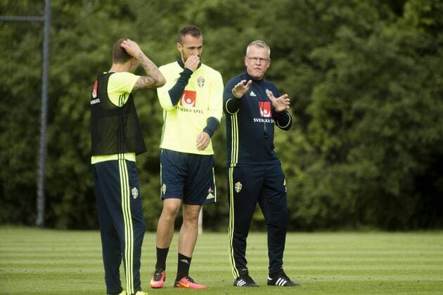 Fußball, Training Nationalteam Schweden 160830 Förbundskapten Janne Andersson i samtal med Emil Kujovic under en träning med Sveriges fotbollslandslag den 30 augusti 2016 i Stockholm  Copyright: SIMONxHASTEGRD BB160830BB007