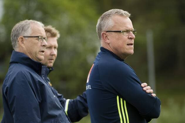 Fußball, Training Nationalteam Schweden 160830 Förbundskapten Janne Andersson, assisterande förbundskapten Peter Wettergren och radgivare Lars Lagerbäck uder en träning med Sveriges fotbollslandslag den 30 augusti 2016 i Stockholm  Copyright: SIMONxHASTEGRD BB160830BB008