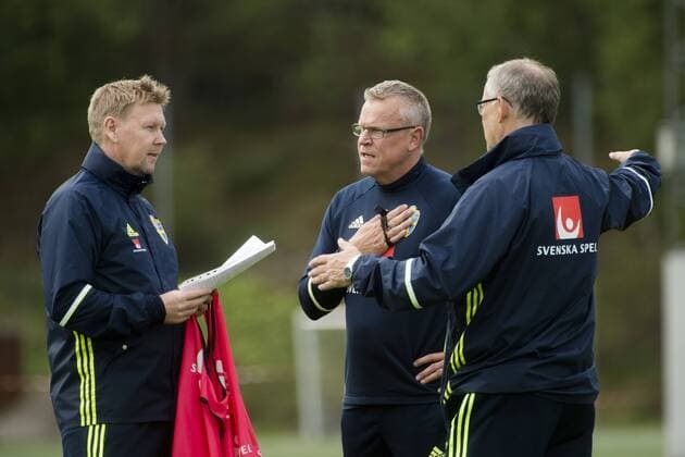 Fußball, Training Nationalteam Schweden 160830 Förbundskapten Janne Andersson, assisterande förbundskapten Peter Wettergren och radgivare Lars Lagerbäck uder en träning med Sveriges fotbollslandslag den 30 augusti 2016 i Stockholm  Copyright: SIMONxHASTEGRD BB160830BB009