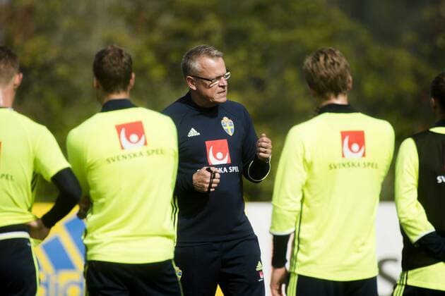 Fußball, Training Nationalteam Schweden 160830 Förbundskapten Janne Andersson i samtal med spelarna under en träning med Sveriges fotbollslandslag den 30 augusti 2016 i Stockholm  Copyright: SIMONxHASTEGRD BB160830BB011