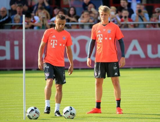 29.08.2015, FC Bayern Training, Saebener Strasse Muenchen, Fussball, im Bild: Rafinha (FCB) und Felix Goetze (FCB)