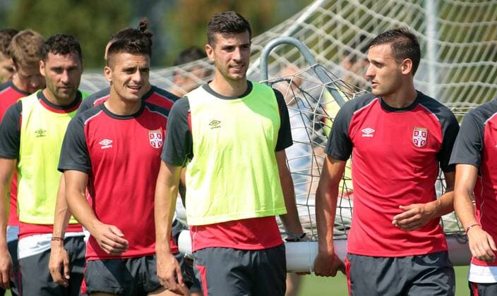 Fußball, Training Nationalteam Serbien Serbia national team Nationalteam training men s football Andrija Pavlovic(c) between Dusan Tadic(2L) and Nikola Stojiljkovic(r) : 