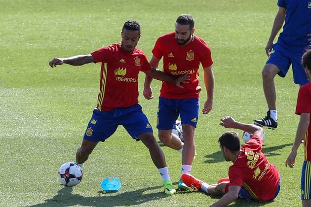 Spanish Dani Carvajal and Thiago Alcantara during the second training of the concentration of Spanish football team at Ciudad del Futbol de Las Rozas before the qualifying for the Russia world cup in 2017 August 30, 2016.  (20160830040)