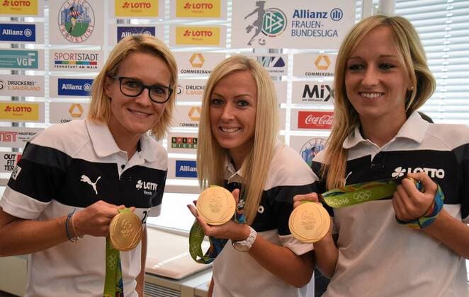 30.08.2016 Frankfurt am Main, Allianz Frauen-Bundesliga Saison 2016 2017 FFC Frankfurt Saisoneröffnungspressekonferenz Olympiasiegerinnen mit den Goldmedaillen Saskia Bartusiak, Mandy Islacker und Kathrin Hendrich (FFC Frankfurt)
