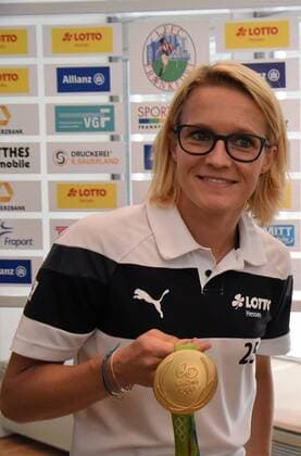 30.08.2016 Frankfurt am Main, Allianz Frauen-Bundesliga Saison 2016 2017 FFC Frankfurt Saisoneröffnungspressekonferenz Olympiasiegerin mit den Goldmedaillen Saskia Bartusiak, (FFC Frankfurt)