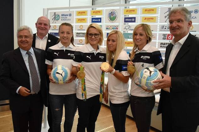 30.08.2016 Frankfurt am Main, Allianz Frauen-Bundesliga Saison 2016 2017 FFC Frankfurt Saisoneröffnungspressekonferenz Gönner Commerzbank Aufsichtsrat Klaus-Peter Müller , FFC-Manager Siegfried Dietrich, Tanja Pawollek, Saskia Bartusiak, Mandy Islacker und Kathrin Hendrich (FFC Frankfurt), Sponsor Dr. Heinz-Georg Sundermann, Geschäftsführer LOTTO Hessen