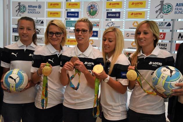 30.08.2016 Frankfurt am Main, Allianz Frauen-Bundesliga Saison 2016 2017 FFC Frankfurt Saisoneröffnungspressekonferenz Tanja Pawollek, Saskia Bartusiak, Sophie Schmidt, Mandy Islacker und Kathrin Hendrich (FFC Frankfurt),