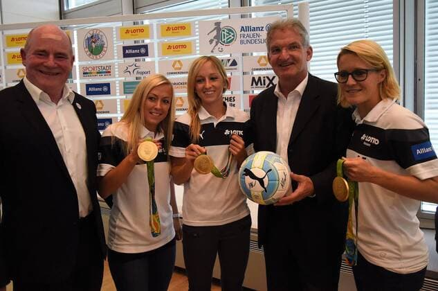 30.08.2016 Frankfurt am Main, Allianz Frauen-Bundesliga Saison 2016 2017 FFC Frankfurt Saisoneröffnungspressekonferenz FFC-Manager Siegfried Dietrich,Mandy Islacker und Kathrin Hendrich, rechts Sandra Bartusiak (FFC Frankfurt), Sponsor Dr. Heinz-Georg Sundermann, Geschäftsführer LOTTO Hessen