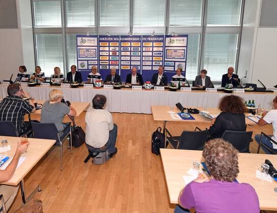 Fußball, 1. BL Damen, 1. FFC Frankfurt Saisoneröffnungs-PK 30.08.2016, xjhx, Fussball 1.Bundesliga Damen, 1.FFC Frankfurt Saisoneröffnungpressekonferenz 2016 2017, emspor v.l. Manager Siegfried Siggi Dietrich (1.FFC Frankfurt) spricht in der PK, Uebersicht Frankfurt am Main