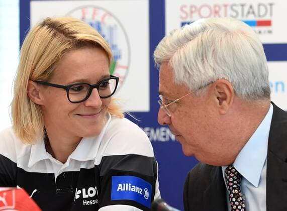 Fußball, 1. BL Damen, 1. FFC Frankfurt Saisoneröffnungs-PK 30.08.2016, xjhx, Fussball 1.Bundesliga Damen, 1.FFC Frankfurt Saisoneröffnungpressekonferenz 2016 2017, emspor v.l. Saskia Bartusiak (1.FFC Frankfurt), Klaus Peter Mueller (Aufsichtsratsvorsitzender der Commerzbank AG) Frankfurt am Main