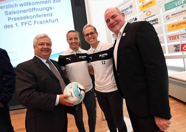 Fußball, 1. BL Damen, 1. FFC Frankfurt Saisoneröffnungs-PK 30.08.2016, xjhx, Fussball 1.Bundesliga Damen, 1.FFC Frankfurt Saisoneröffnungpressekonferenz 2016 2017, emspor v.l. Klaus Peter Mueller (Aufsichtsratsvorsitzender der Commerzbank AG), Tanja Pawollek (1.FFC Frankfurt), Sophie Schmidt (1.FFC Frankfurt), Manager Siegfried Siggi Dietrich (1.FFC Frankfurt) Frankfurt am Main
