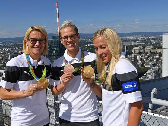 Fußball, 1. BL Damen, 1. FFC Frankfurt Saisoneröffnungs-PK 30.08.2016, xjhx, Fussball 1.Bundesliga Damen, 1.FFC Frankfurt Saisoneröffnungpressekonferenz 2016 2017, emspor v.l. Saskia Bartusiak (1.FFC Frankfurt)5, Sophie Schmidt (1.FFC Frankfurt), Mandy Islacker (1.FFC Frankfurt) Frankfurt am Main
