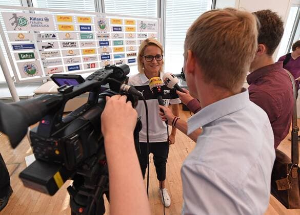 Fußball, 1. BL Damen, 1. FFC Frankfurt Saisoneröffnungs-PK 30.08.2016, xjhx, Fussball 1.Bundesliga Damen, 1.FFC Frankfurt Saisoneröffnungpressekonferenz 2016 2017, emspor v.l. Saskia Bartusiak (1.FFC Frankfurt) Frankfurt am Main