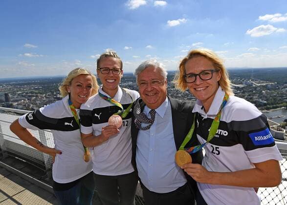 Fußball, 1. BL Damen, 1. FFC Frankfurt Saisoneröffnungs-PK 30.08.2016, xjhx, Fussball 1.Bundesliga Damen, 1.FFC Frankfurt Saisoneröffnungpressekonferenz 2016 2017, emspor v.l. Mandy Islacker (1.FFC Frankfurt), Sophie Schmidt (1.FFC Frankfurt), Klaus Peter Mueller (Aufsichtsratsvorsitzender der Commerzbank AG), Saskia Bartusiak (1.FFC Frankfurt) Frankfurt am Main