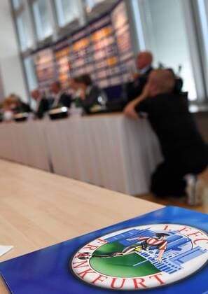 Fußball, 1. BL Damen, 1. FFC Frankfurt Saisoneröffnungs-PK 30.08.2016, xjhx, Fussball 1.Bundesliga Damen, 1.FFC Frankfurt Saisoneröffnungpressekonferenz 2016 2017, emspor v.l. Manager Siegfried Siggi Dietrich (1.FFC Frankfurt) spricht zu den Journalistem Ubersicht Foto Frankfurt am Main
