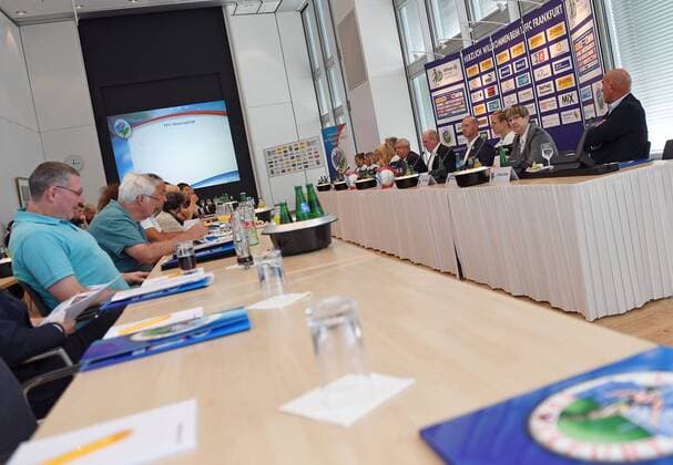 Fußball, 1. BL Damen, 1. FFC Frankfurt Saisoneröffnungs-PK 30.08.2016, xjhx, Fussball 1.Bundesliga Damen, 1.FFC Frankfurt Saisoneröffnungpressekonferenz 2016 2017, emspor v.l. Manager Siegfried Siggi Dietrich (1.FFC Frankfurt) spricht zu den Journalistem Ubersicht Foto Frankfurt am Main