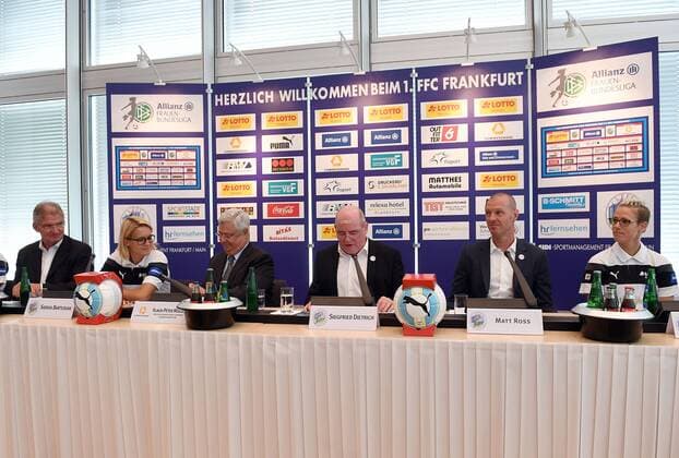 Fußball, 1. BL Damen, 1. FFC Frankfurt Saisoneröffnungs-PK 30.08.2016, xjhx, Fussball 1.Bundesliga Damen, 1.FFC Frankfurt Saisoneröffnungpressekonferenz 2016 2017, emspor v.l. Dr. H.G. Sundermann (GF Lotto Hessen), Saskia Bartusiak (1.FFC Frankfurt), Klaus Peter Mueller (Aufsichtsratsvorsitzender der Commerzbank AG), Manager Siegfried Siggi Dietrich (1.FFC Frankfurt), Trainer Matt Ross (1.FFC Frankfurt), Sophie Schmidt (1.FFC Frankfurt) Frankfurt am Main
