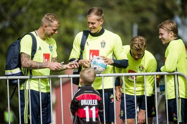 Fußball, Training Nationalteam Schweden 160829 John Guidetti, Karl-Johan Johnsson och Oscar Lewicki skriver autografer till en ung supporter under en träning med Sveriges fotbollslandslag den 29 augusti 2016 i Stockholm  Copyright: SIMONxHASTEGRD BB160829BB701