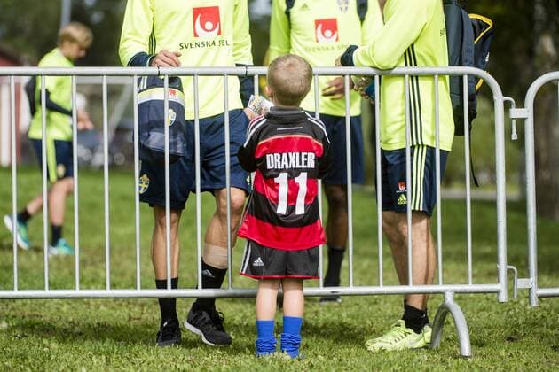 Fußball, Training Nationalteam Schweden 160829 En ung supporter far autografer fran spelare efter en träning med Sveriges fotbollslandslag den 29 augusti 2016 i Stockholm  Copyright: SIMONxHASTEGRD BB160829BB703