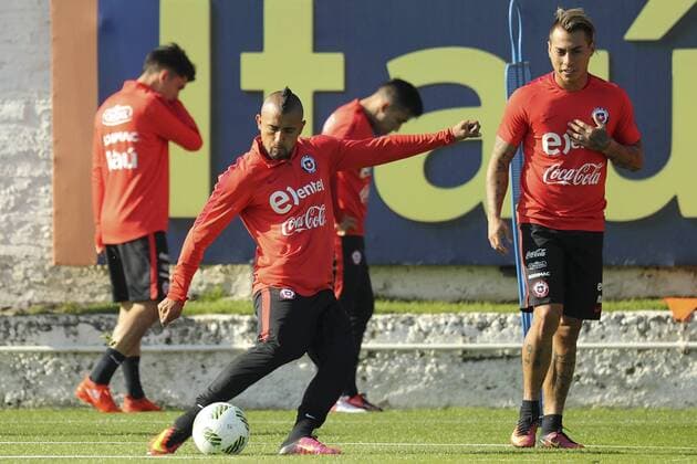 Chilean national team Nationalteam midfielder Arturo Vidal (C) during the training session at the Complex Juan Pinto Duran in Santiago, Chile, 30 August 2016. Chile will face Paraguay on 01 September and Bolivia on 06 September in Round 1 of the South America Qualification competition for the 2018 FIFA World Cup WM Weltmeisterschaft Fussball in Russia. Chile national soccer team training !ACHTUNG: NUR REDAKTIONELLE NUTZUNG!  20160830-636081777605003445