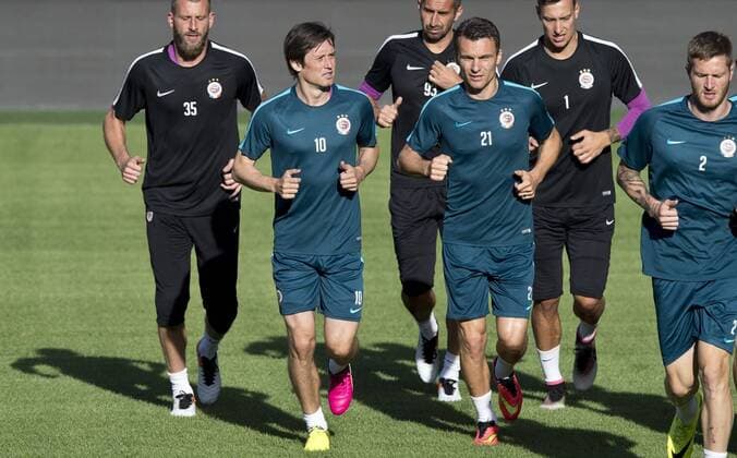 Fußball, Nationalteam Tschechien Training Tomas Rosicky, second from left, and David Lafata, fourth from left, attend a training session in Prague, Czech Republic, August 30, 2016. The captain of the Czech national football team, Tomas Rosicky, 35, who ended with Arsenal after ten years after last season, is returning to Sparta Praha, which will present him as its new reinforcement. (CTKxPhoto MichalxKamaryt) CTKPhotoP201608300807801 kmt 10 K