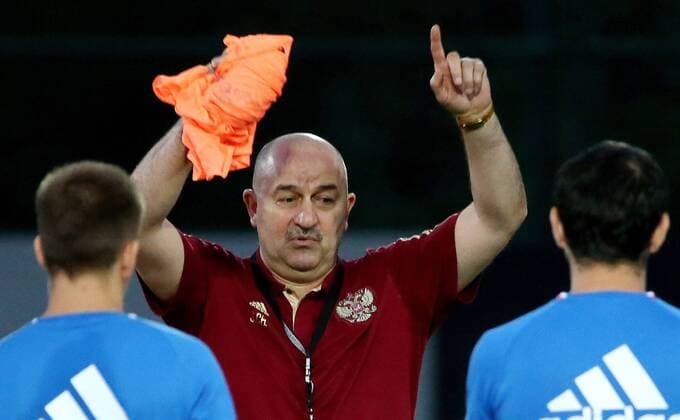 Bilder des Tages - SPORT BELEK, TURKEY - AUGUST 30, 2016: Stanislav Cherchesov, head coach of the Russian men s national football team, during a training session at a stadium of Maxx Royal Belek Golf Resort hotel ahead of a friendly match against Turkey. Alexander Demianchuk TASS  TS02F38D