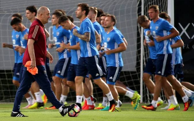 BELEK, TURKEY - AUGUST 30, 2016: Stanislav Cherchesov (L), head coach of the Russian men s national football team, during a training session at a stadium of Maxx Royal Belek Golf Resort hotel ahead of a friendly match against Turkey. Alexander Demianchuk TASS  TS02F391