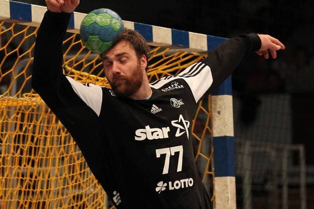 Bilder des Tages - SPORT Handball 3. Liga Nord - Testspiel 2016 2017 - Handball Verein Hamburg vs. Thw Kiel Torwart Andreas Wolff (Kiel) wehrt den Ball mit dem Kopf ab . Sporthalle Alsterdorf Hamburg