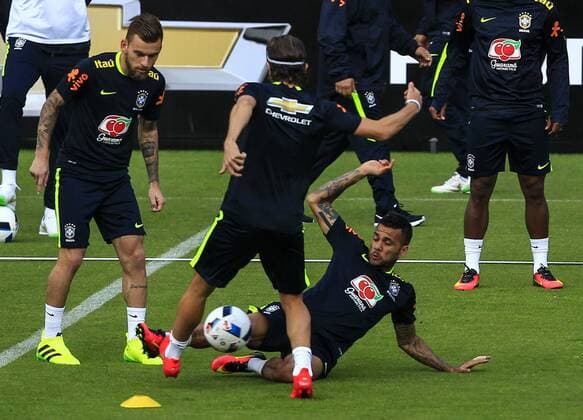 Brazilian national team Nationalteam players Lucas Lima (L), Filipe Luis (front) and Dani Alvez (R) participate in a training session at Liga stadium in Quito, Ecuador, 30 August 2016. Brazil will face Ecuador in a World Soccer Cup Russia 2018 qualifying match on 01 September 2016. EFE Jose Jacome Brazilian national soccer team training session !ACHTUNG: NUR REDAKTIONELLE NUTZUNG!  QUI04 20160831-636082090627057326
