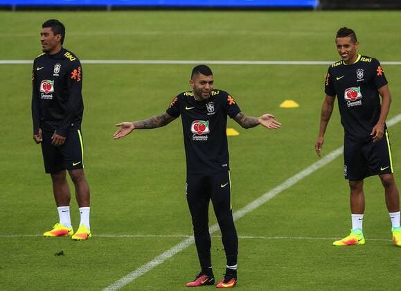 Brazilian national team Nationalteam players Paulinho (L), Gabriel Barbosa (C) and Marquinhos (R) participate in a training session at Liga stadium in Quito, Ecuador, 30 August 2016. Brazil will face Ecuador in a World Soccer Cup Russia 2018 qualifying match on 01 September 2016. EFE Jose Jacome Brazilian national soccer team training session !ACHTUNG: NUR REDAKTIONELLE NUTZUNG!  QUI04 20160831-636082090635481164