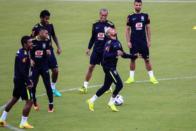 Brazilian national team Nationalteam player Neymar (2-R) participates in a training session at Liga stadium in Quito, Ecuador, 30 August 2016. Brazil will face Ecuador in a World Soccer Cup Russia 2018 qualifying match on 01 September 2016. EFE Jose Jacome Brazilian national soccer team training session !ACHTUNG: NUR REDAKTIONELLE NUTZUNG!  QUI04 20160831-636082090649208900