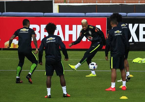 Brazilian national team Nationalteam player Neymar (C) participates in a training session at Liga stadium in Quito, Ecuador, 30 August 2016. Brazil will face Ecuador in a World Soccer Cup Russia 2018 qualifying match on 01 September 2016. EFE Jose Jacome Brazilian national soccer team training session !ACHTUNG: NUR REDAKTIONELLE NUTZUNG!  QUI04 20160831-636082090667928540