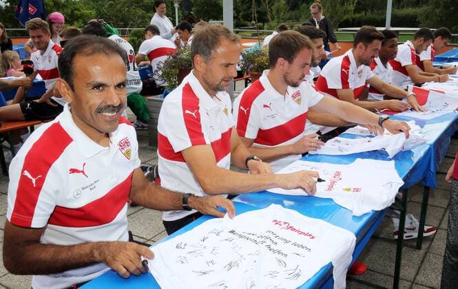 VfB Stuttgart Nachsorgeklinik Tannheim Deutschland, Tannheim, 29.08.2016, Fussball, 2. Bundesliga, Saison 2016 2017, VfB Stuttgart zu Besuch in der Nachsorgeklinik für Kinder in Tannheim: Jos Luhukay (Trainer).