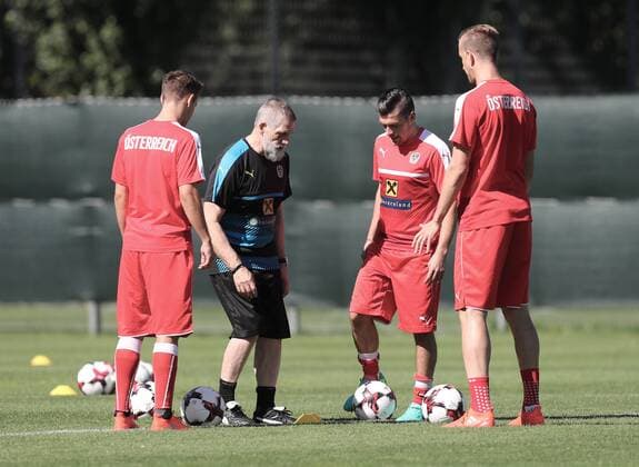 SOCCER - FIFA World Cup WM Weltmeisterschaft Fussball 2018 quali, GEO vs AUT VIENNA,AUSTRIA,31.AUG.16 - SOCCER - FIFA World Cup 2018, european qualifiers, OEFB international match Länderspiel Georgia vs Austria, preview, training. Image shows Louis Schaub, athlete coach Roger Spry, Zlatko Junuzovic and Marc Janko (AUT). GEPAxpictures xChristianxOrt