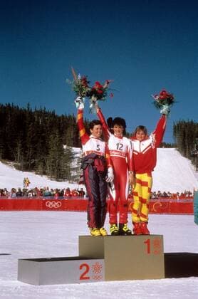 Olympische Winterspiele in Calgary, Siegerehrung Super-G der Frauen: Sigrid Wolf (Österreich) gewinnt vor Michela Figini (Schweiz) und Karen Percy (Kanada)