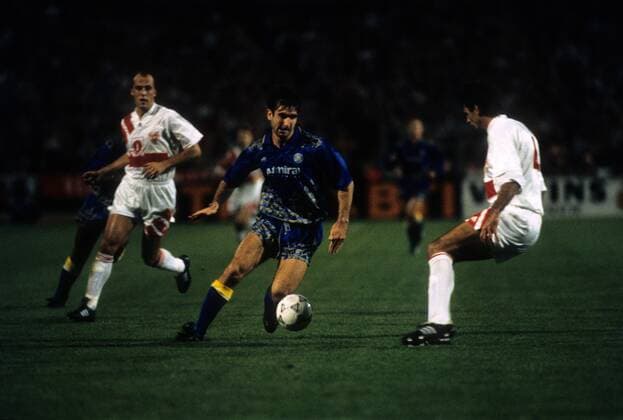 Champions League Qualifikation 1. Runde, VfB Stuttgart - Leeds United, mi.: Eric Cantona (Leeds United), li.: Michael Frontzeck (Stuttgart)