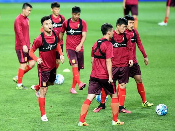 Players of Chinese national football team take part in a training session for the first leg match against South Korea during the 2018 FIFA World Cup WM Weltmeisterschaft Fussball Russia qualifier in Seoul, South Korea, 31 August 2016. Chinese national football team gears up for Russia World Cup qualifier first leg match in Seoul  20160831_50235