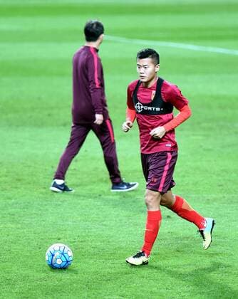Huang Bowen of Chinese national football team takes part in a training session for the first leg match against South Korea during the 2018 FIFA World Cup WM Weltmeisterschaft Fussball Russia qualifier in Seoul, South Korea, 31 August 2016. Chinese national football team gears up for Russia World Cup qualifier first leg match in Seoul  20160831_10668
