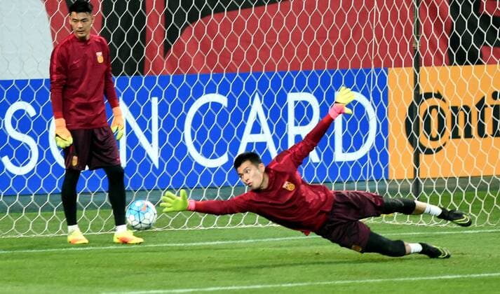 Zeng Cheng, left, and Gu Chao of Chinese national football team take part in a training session for the first leg match against South Korea during the 2018 FIFA World Cup WM Weltmeisterschaft Fussball Russia qualifier in Seoul, South Korea, 31 August 2016. Chinese national football team gears up for Russia World Cup qualifier first leg match in Seoul  20160831_10669