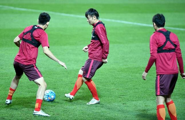 Zhang Xizhe, center and other players of Chinese national football team take part in a training session for the first leg match against South Korea during the 2018 FIFA World Cup WM Weltmeisterschaft Fussball Russia qualifier in Seoul, South Korea, 31 August 2016. Chinese national football team gears up for Russia World Cup qualifier first leg match in Seoul  20160831_62668