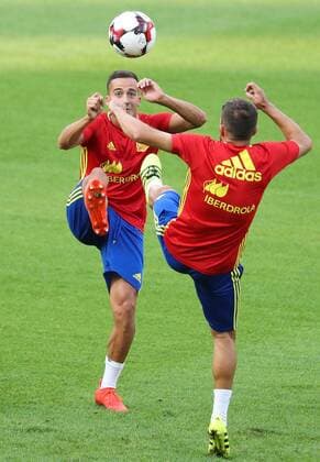 Themen der Woche - Sport Bilder des Tages - SPORT Spain s Lucas Vazquez and Spain s Jordi Alba fight for the ball during a training session of the Spanish national soccer team, on Wednesday 31 August 2016, in Brussels. Tomorrow Spain is playing a friendly game against Belgian national soccer team Red Devils. VIRGINIExLEFOUR  x04922719x